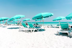 Une plage aux eaux turquoise.
