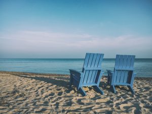 Une plage aux eaux turquoise. 