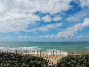 Les campings en bord de mer en Gironde offrant un accès facile aux plages et des activités nautiques