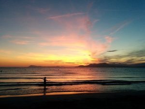 Découvrez la Presqu’île de Giens en séjournant dans un camping offrant des emplacements en bord de mer et des services de qualité pour des séjours détente.