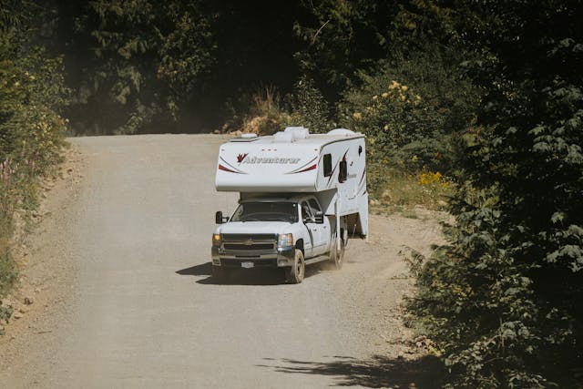 Hébergement en camping à Vias, situé au bord de la mer, idéal pour profiter des vagues et des paysages côtiers depuis votre emplacement.