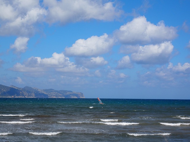 Camping sur la Presqu’île de Giens, avec accès direct à la plage et des activités nautiques pour des vacances actives en pleine nature.